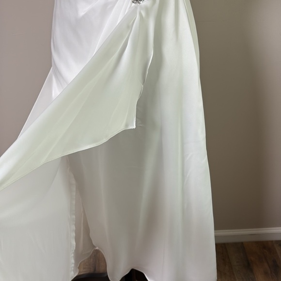 DB STUDIO Ruched Charmeuse Sheath Dress with Brooch Faux Wrap Skirt White Size 2 - Picture 7 of 14